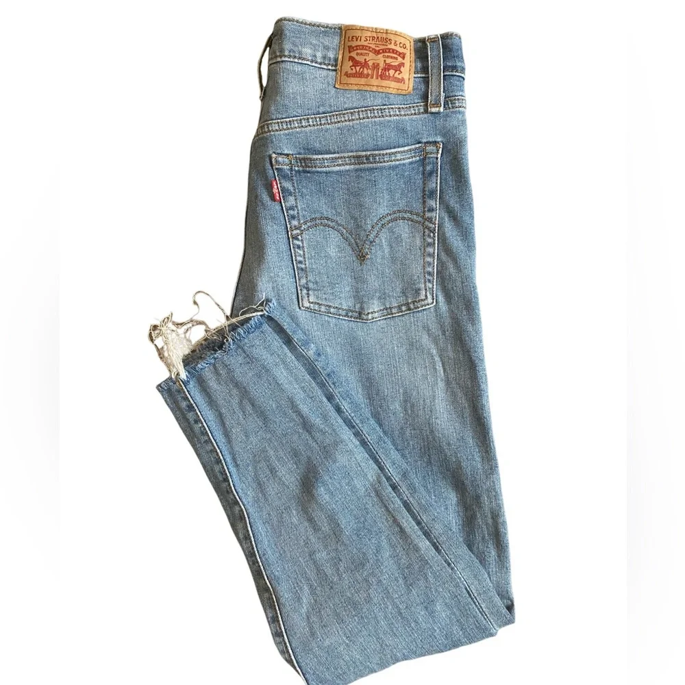 Coveted Levi's Wedgie Icon High-Rise Jeans. Size 28. - Picture 4 of 14